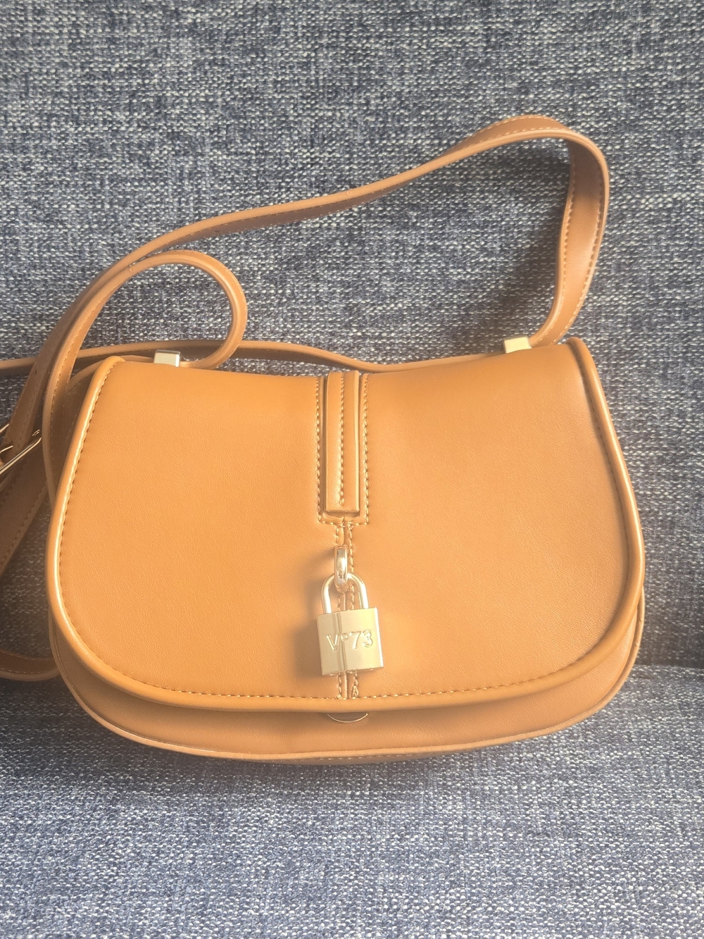 V°73 Venezia Tan Brown Crossbody Shoulder Bag Lock Detail
